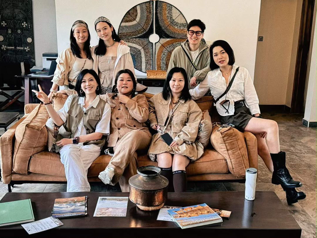 Safari guests relaxing together on a sofa in a lodge lounge